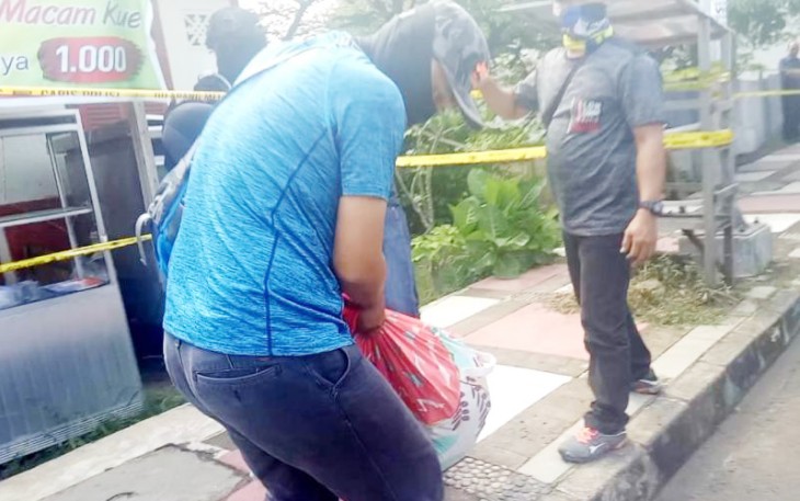 TIM Densus 88 Anti Teror saat mendatangi kediaman WL dan membawa sejumlah barang