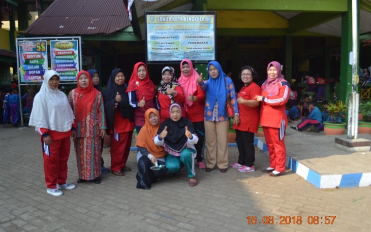 Kepsek SDN 79 Foto Bersama Dengan Dewan Guru 