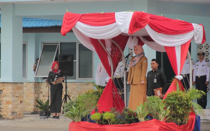 Asisten II bidang Perekonomian dan Pembangunan Yuliswani menjadi Pembina Upacara pada peringatan Hari Perhubungan Nasional