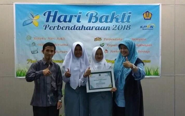 Nadila foto bersma dengan guru pembimbing