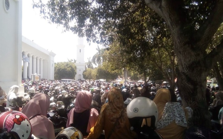Nampak halaman masjid dipenuhi masyarakat untuk mendengarkan tausiah Ustaz Ribuan Jemaah nampak khusyuk mengikuti tausiah Ustaz Adi Hidayat