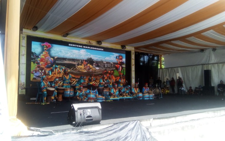 Salah Satu Penampilan Tim Sanggar Tabuh Dhol Sedang Beraksi 