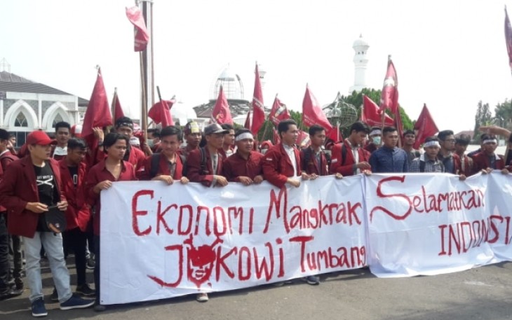 Ratusan kader IMM saat menggelar aksi demo