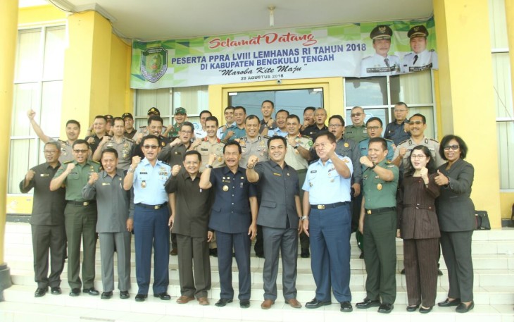 Bupati Bengkulu Tengah Dr. H. Ferry Ramli, SH, MH Foto Bersama 