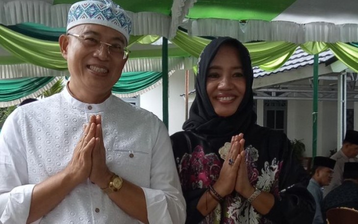 Plt Bupati Bengkulu Selatan Gusnan Mulyadi dan istrinya usai mengikuti Shalat Idul Fitri di Pendopo Rumdin Bupati Bengkulu Selatan