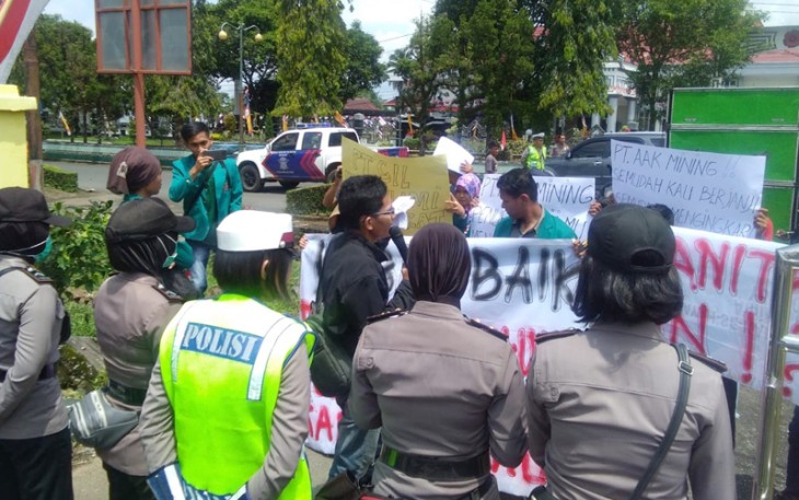 SERBU saat menggelar demo di depan kantor Bupati Bengkulu Utara