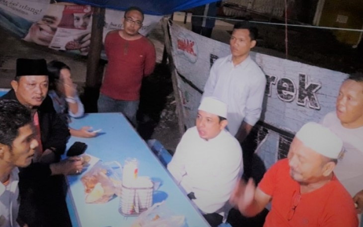 Wakil Wali Kota Bengkulu Dedy Wahyudi saat mengajak para pedagang minum Bandrek di kawasan KZ Abidin, Selasa malam (9/10/2018)