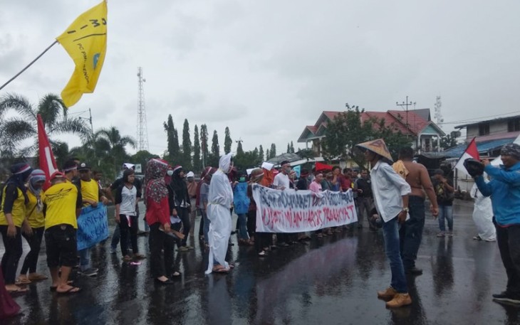 Demo Serbu di Depan Kantor Bupati Bengkulu Utara