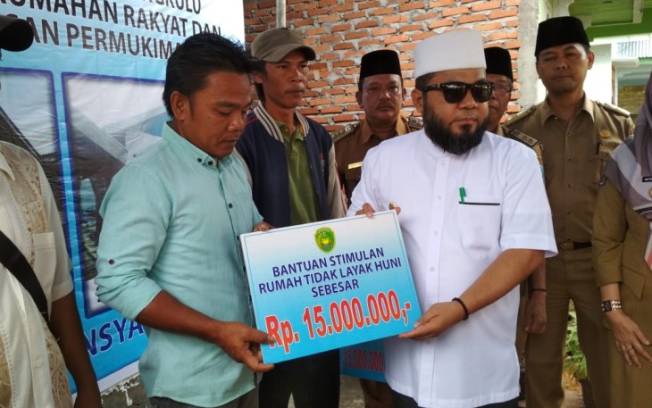 Walikota Bengkulu Helmi Hasan saat menyalurkan bantuan secara simbolis kepada warga