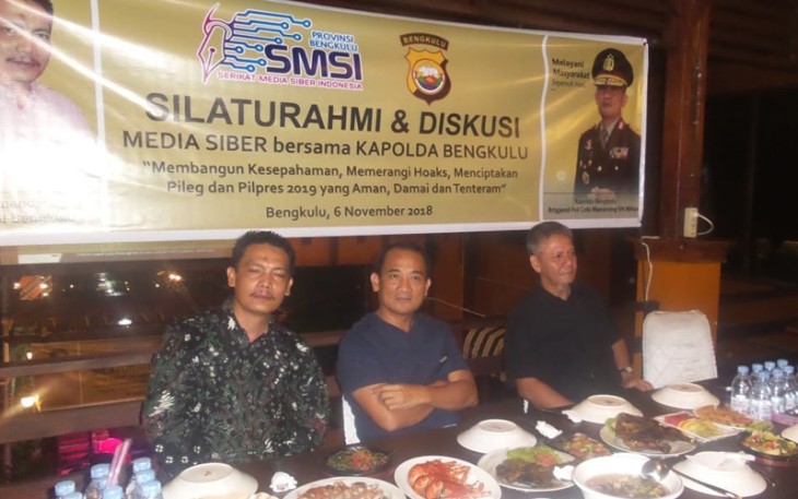 Kapolda Bengkulu Coki Manurung (tengah) bersama Ketua SMSI Rahimandani (Kiri) dan Kepala Dinas Kominfo Provinsi Bengkulu Eddy Prawisnu (Kanan).
