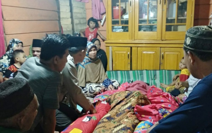Korban dibawa ke rumah duka sebelum dimakamkan di TPU Desa Babat