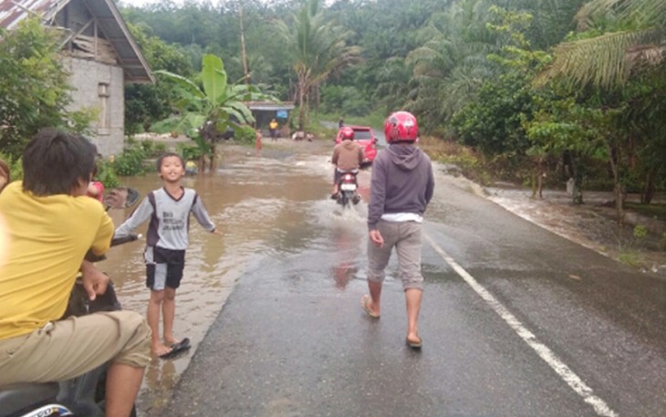 Kondisi jalan saat tergenang air luapan dari sungai