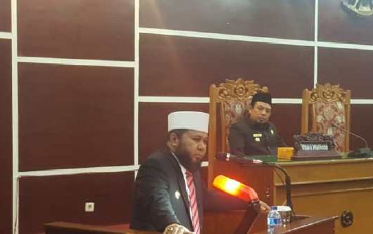 Walikota Bengkulu Helmi Hasan saat menghadiri paripurna pengesahan APBD 2019