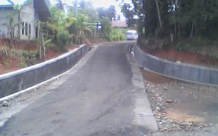 Pembangunan Jalan Lapen di Desa Marga Bakti