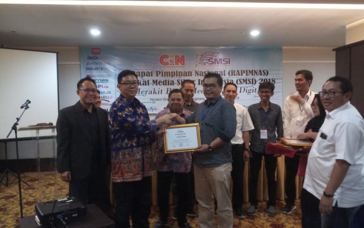 Ketua Dewan Pers sat memberikan penghargaan