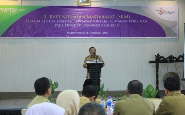 SekdaProv Nopian Andusti saat membuka secara resmi Rapat Pembahasan Progres Report SKM DPMPTSP Provinsi Bengkulu, Selasa (18/12).