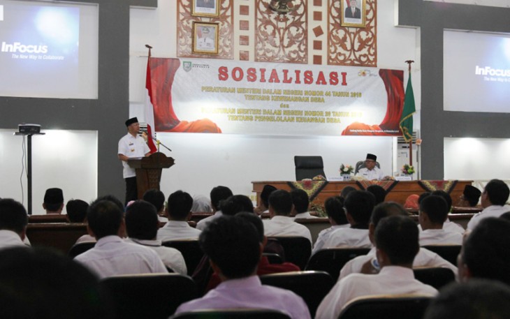 Gubernur Bengkulu Rohidin Mersyah saat Membuka dan Memberikan Arahan pada Sosialisasi Permendagri Nomor 20 Tahun 2018 Tentang Keuangan Desa dan Permendagri Nomor 44 Tahun 2016 Tentang Kewenangan Desa, di Gedung Serbaguna Provinsi Bengkulu, Rabu (12/12).