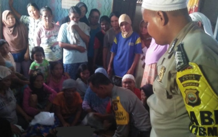 Korban saat dibawa ke rumah duka