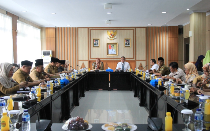 Asisten II Bidang Ekonomi Dan Pembangunan Setda Provinsi Bengkulu Yuliswani memimpin rapat persiapan Focus Group Discussion Feasibility Study dan Bisnis Plan Kawasan Ekonomi Khusus Pelabuhan Pulau Baai Bengkulu.