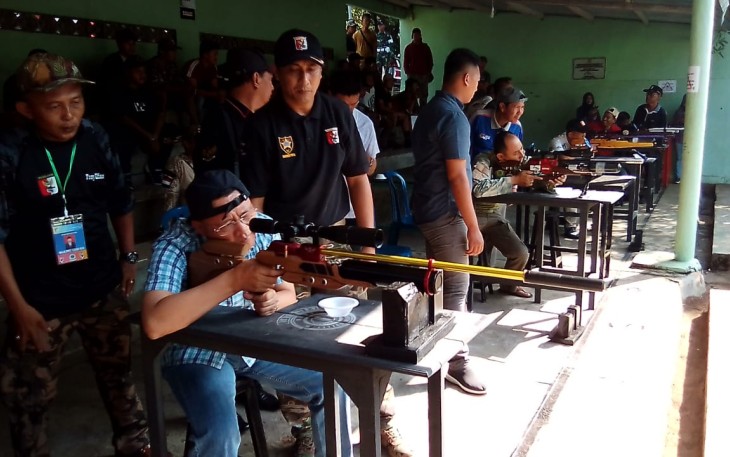 Gubernur Bengkulu Rohidin Mersyah saat mencoba menembak dengan senapan angin call 177 mm