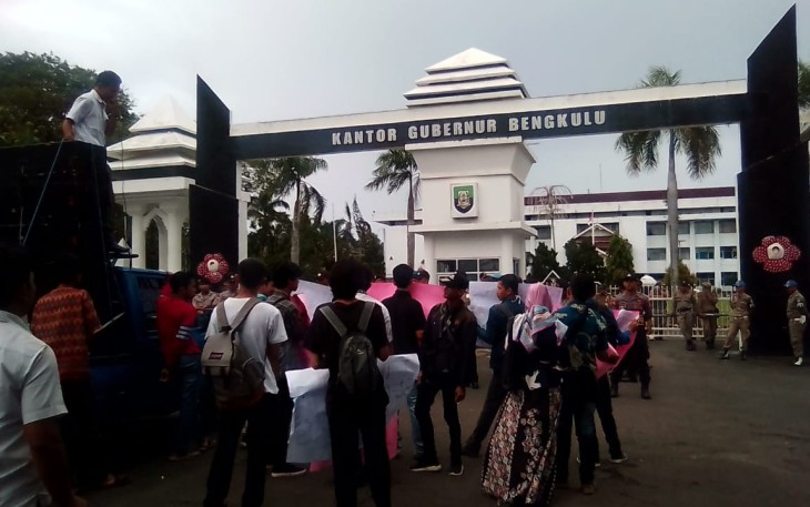 Pendemo saat menggelar aksi di depan Kantor Gubernur Bengkulu