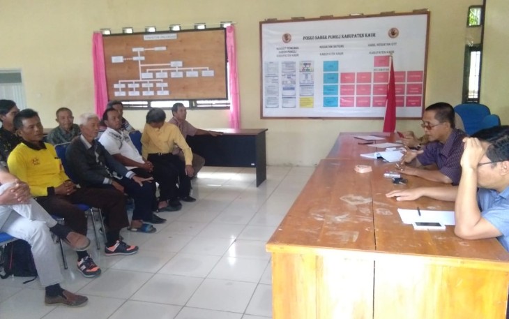 Warga Desa Pelajaran II saat mendatangi Inspektorat