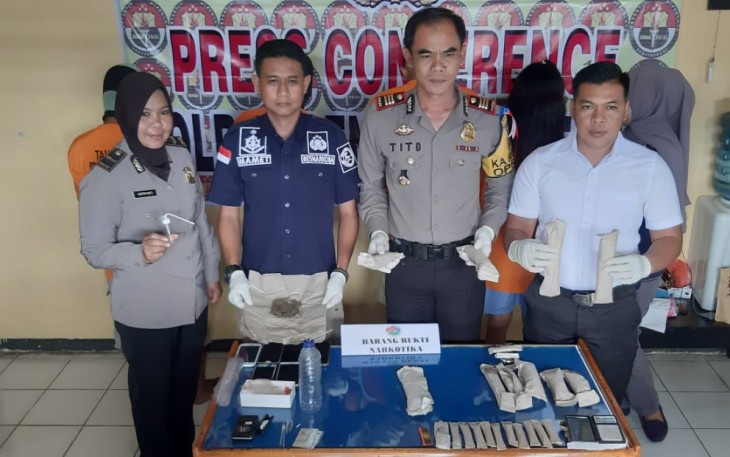Kabag Ops Polres BU AKP Januari Sutirto, SH, didampingi oleh Kasat Resnarkoba AKP Rahmad Hadi Fitrianto, SH., S.IK., KBO Resnarkoba Ipda Malik Hevri SH., Serta Kasi Humas Polres BU Ipda Nofriyanti pada saat konferensi pers di selasar Mapolres BU Rabu (16/01).