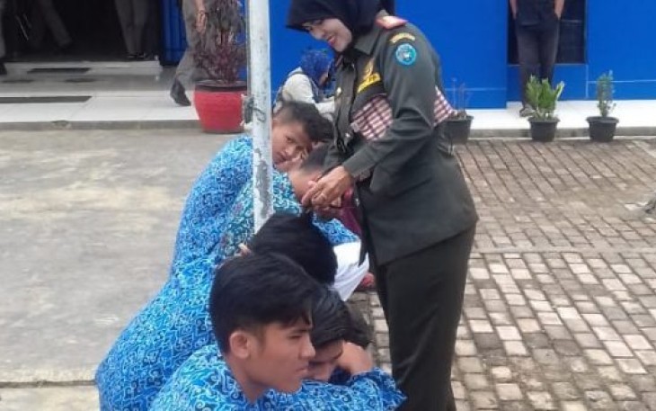 Kabid Trantibum Satpol PP Kota Bengkulu Martina Melakukan Razia Pelajar 