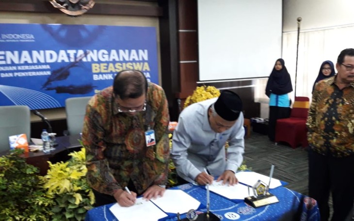 Kepala Bank Indonesia cabang Bengkulu, Endang Kurnia Saputra dan Rektor IAIN Bengkulu Prof Dr Sirajuddin saat teken MoU