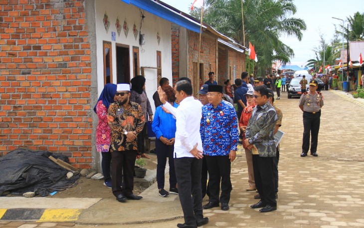 Presiden Jokowi tinjau penataan kawasan pemukiman nelayan tepi air, Kampung Sumber Jaya Kota Bengkulu.