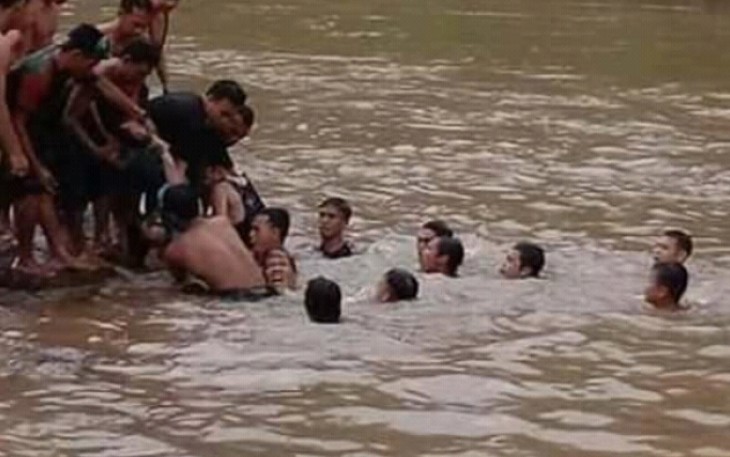 Proses Evakuasi Korban Tenggelam di Sungai Air Palik