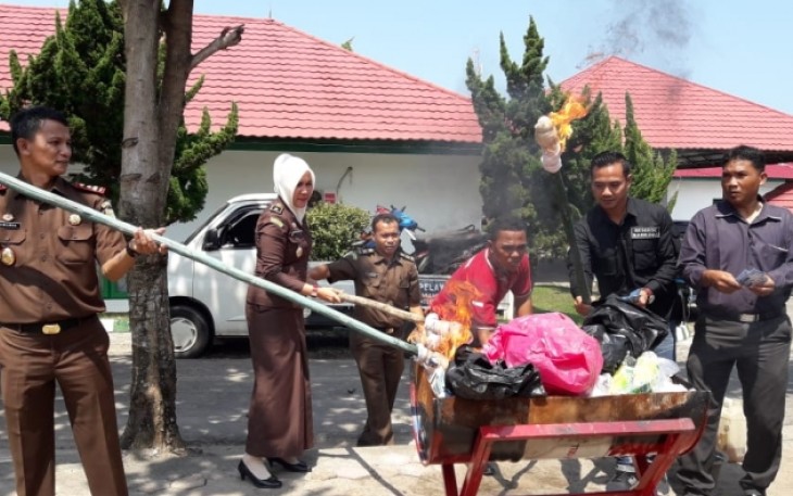 Kejari Bengkulu saat melakukan pemusnahan barang bukti dengan cara dibakar