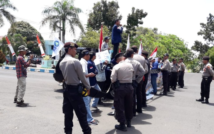 Massa saat gelar aksi demo