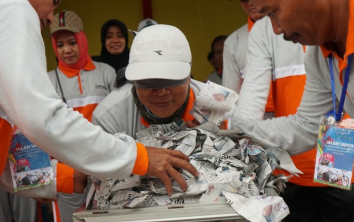 Plt Bupati Bengkulu Selatan Gusnan Mulyadi saat mengaduk kupon jalan sehat