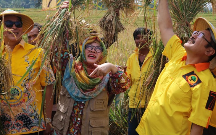 Mbak Tutut (tengah) 