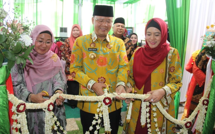 Gubernur dan istri saat meresmikan Martha Tilaar Salon Day Spa Bengkulu