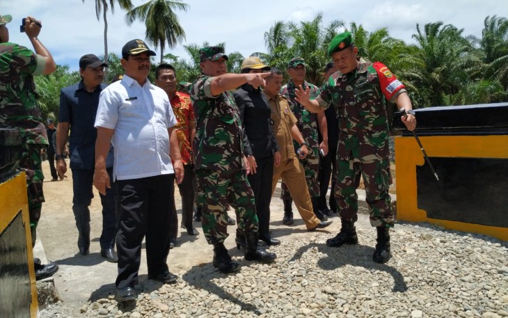 Wakil Bupati Seluma Drs. Suparto Dampingi  Wasev Mabesad Mayjen TNI Agung Risdhianto M.DA