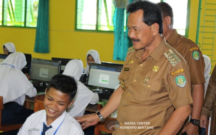 Bupati Bengkulu Tengah Dr. H. Ferry Ramli, SH, MH Tinjau Langsung Pelaksanaan UNBK Tingkat SMP 