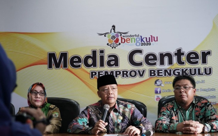 Gubernur Bengkulu Rohidin Mersyah pada Konferensi Pers terkait Pencanangan 10 Persen Rasio Desa Berlistrik di Provinsi Bengkulu dan Peresmian Desa Berlistrik di Kabupaten Kaur, di Ruang Media Center Pemprov Bengkulu, Selasa (23/04).