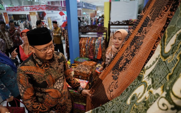 Gubernur Bengkulu Rohidin Mersyah saat mengunjungi stand pameran di Jakarta