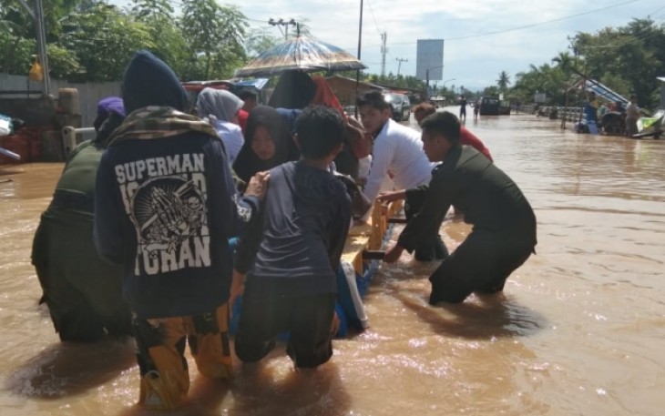 Personil Menwa membantu evakuasi korban terdampak banjir di Kota Bengkulu PEMERINTAHAN