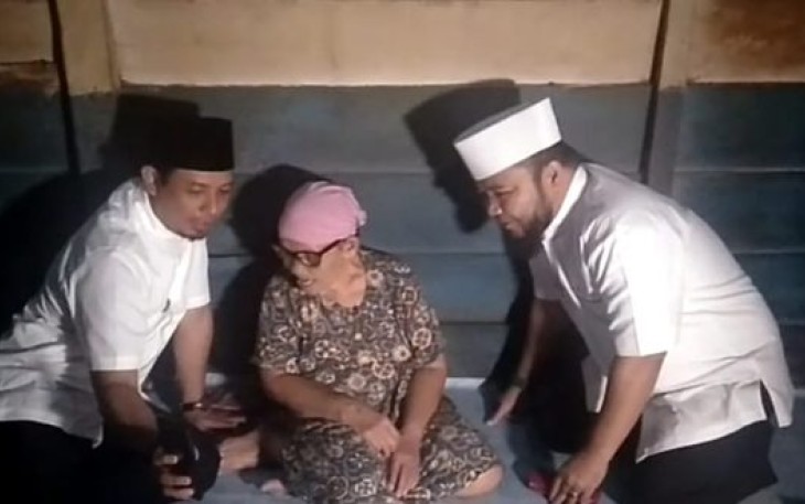 Wali Kota Bengkulu Helmi Hasan dan Wakil Wali Kota Dedy Wahyudi Beri Kaca Mata Pada Nenenk Maini 