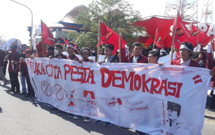 Aksi Unjuk Rasa Aktivis IMM Kota Bengkulu di Simpang Lima Ratu Samban Kota Bengkulu 