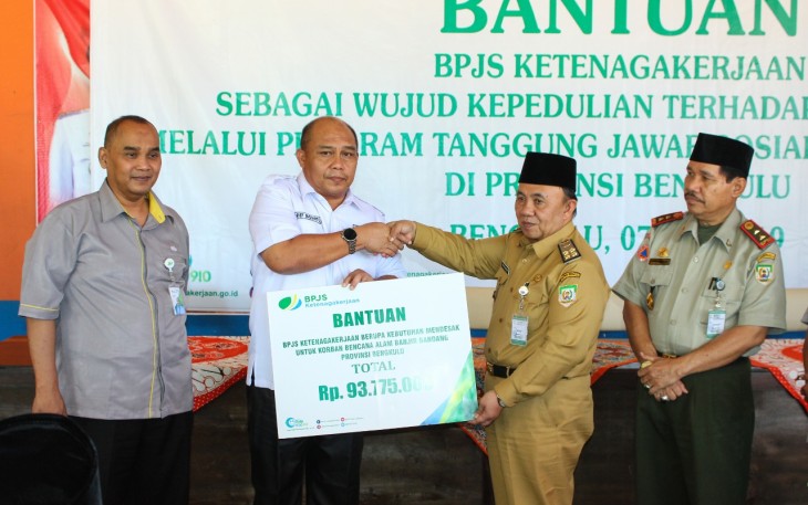 Deputi Direktur Wilayah Sumbagsel BPJS Ketenagakerjaan Arif Budiarto Serahkan Bantuan Kepada Sekretaris Daerah Nopian Andusti 