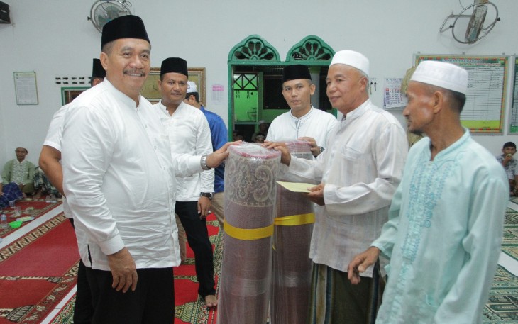 Sekda Kab. Asahan, Taufik ZA saat menyerahkan bantuan kepada Ketua BKM Mesjid Al Hidayah