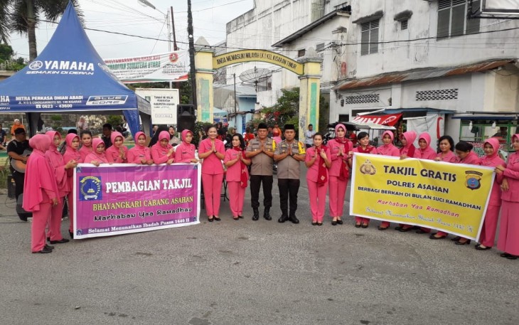 Polres Asahan bagi-bagi takjil di bundaran tugu juang kota Kisaran.
