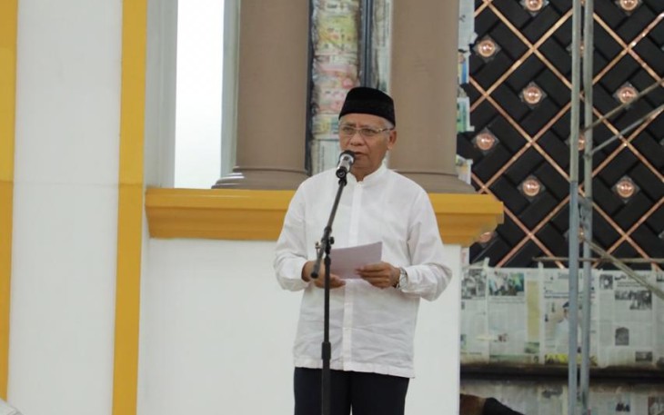 Plt. Bupati Asahan, Surya saat menyampaikan sambutan pada acara peringatan malam Nuzulul Qur'an di Mesjid H. Achmad Bakrie Kisaran.