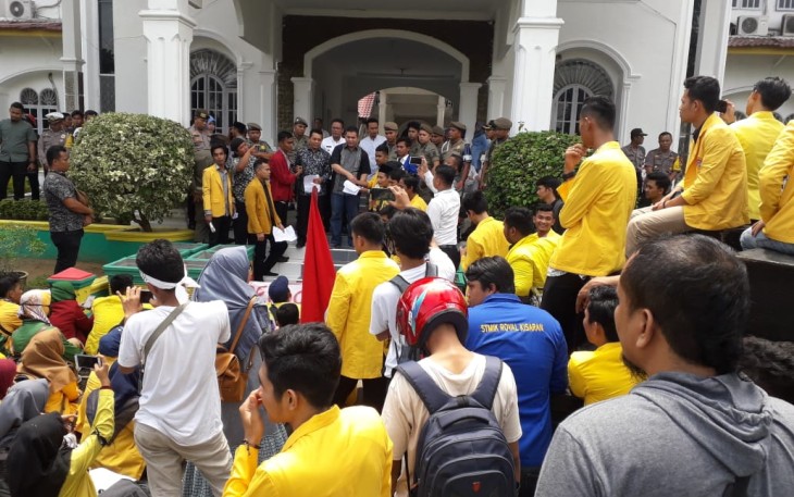 Para Mahasiswa melakukan aksi damai di Kantor DPRD Kab. Asahan. Rabu, (22/5/2019). Foto : TP. Simbolon/KlikWarta.com