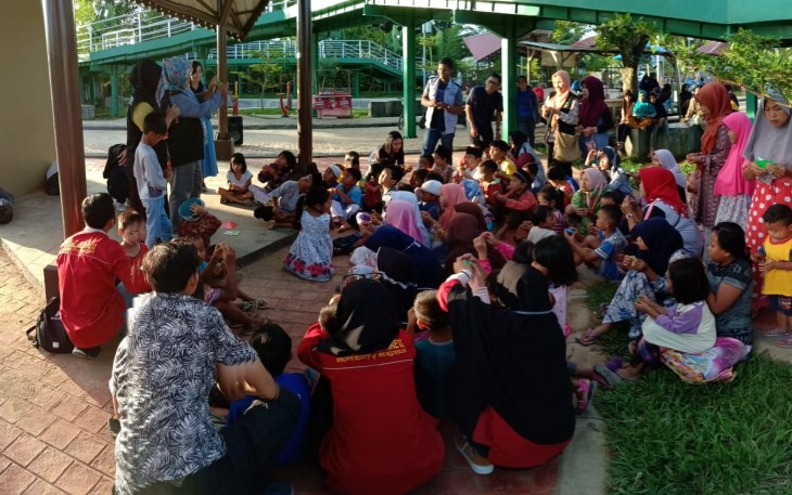Anak anak Mendapatkan Psikotrapi Dari Pekerja Sosial