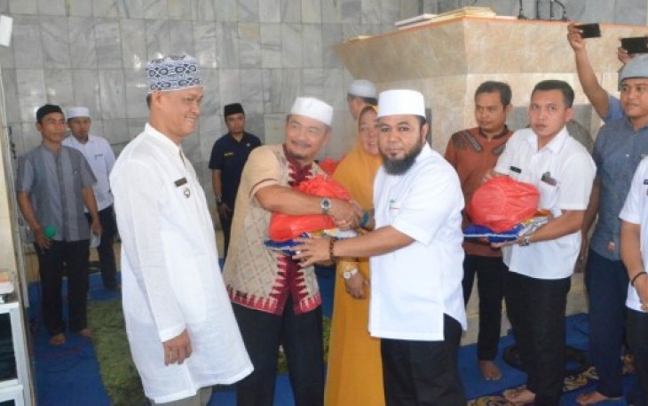 Wali Kota Bengkulu Helmi Hasan Berikan Sembako 